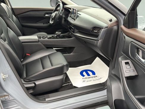 Used 2023 Nissan Rogue SV w/ SV Premium B Package image 32