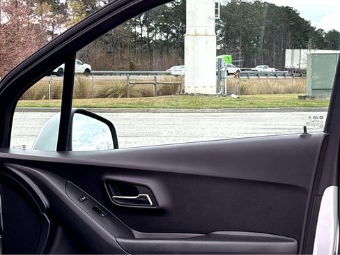 Used 2022 Chevrolet Trax LT w/ Driver Confidence Package image 14