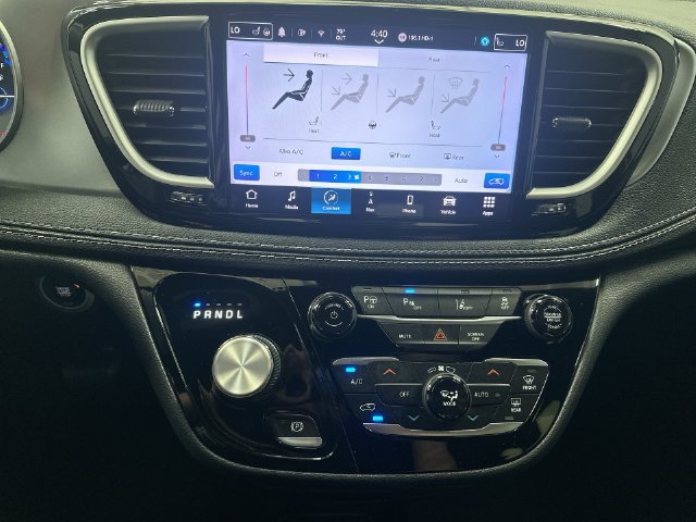 Used 2022 Chrysler Pacifica Touring-L w/ Uconnect Theater Family Group FWD image 18