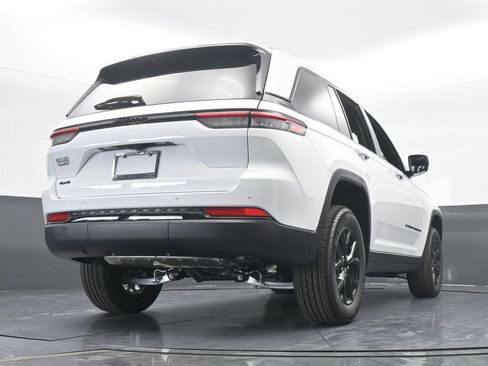 Used 2025 Jeep Grand Cherokee Altitude image 53