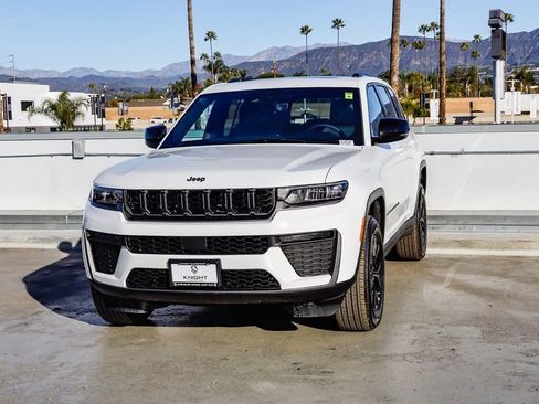 New 2026 Jeep Grand Cherokee Altitude AWD/4WD image 4
