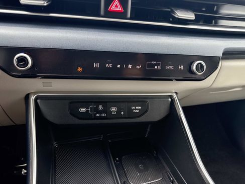 Used 2025 Kia Carnival EX FWD image 24