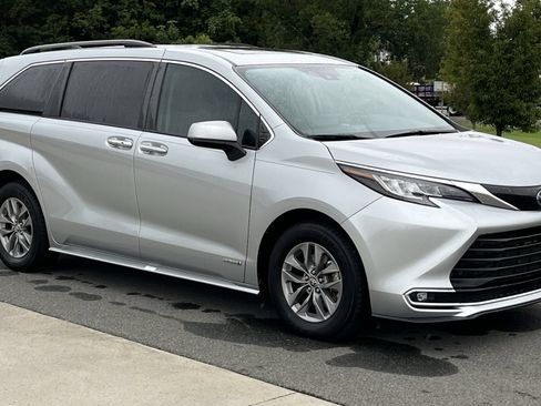 Used 2021 Toyota Sienna XLE FWD image 1