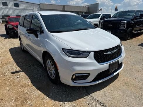 Used 2025 Chrysler Pacifica Select FWD image 6