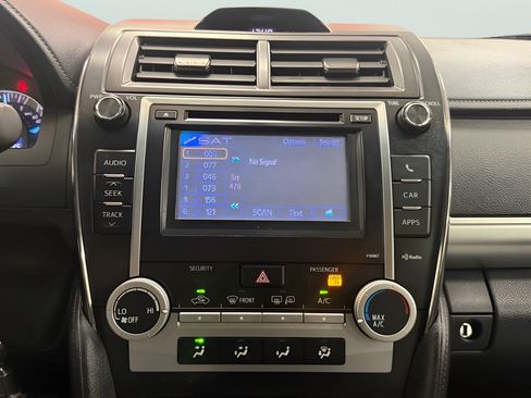 Used 2012 Toyota Camry SE FWD image 13