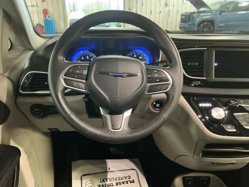 Used 2018 Chrysler Pacifica Touring Plus FWD image 17