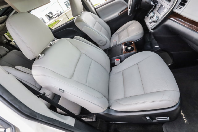 Used 2016 Toyota Sienna Limited Premium FWD image 48