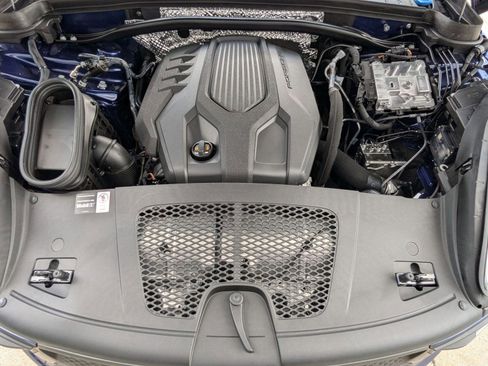 Certified 2025 Porsche Macan image 28