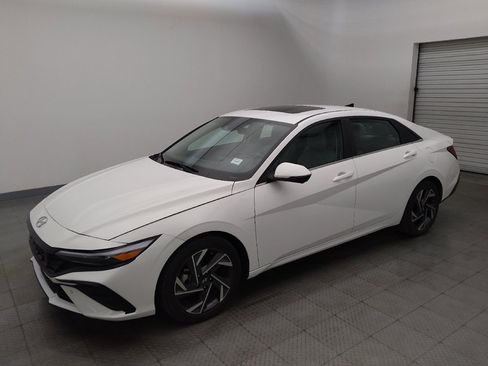 Used 2024 Hyundai Elantra Limited image 2