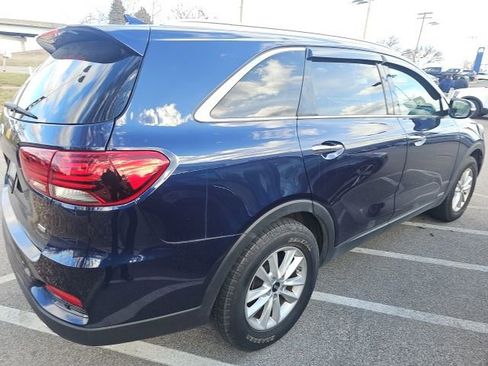 Used 2019 Kia Sorento LX w/ LX Convenience Package image 2