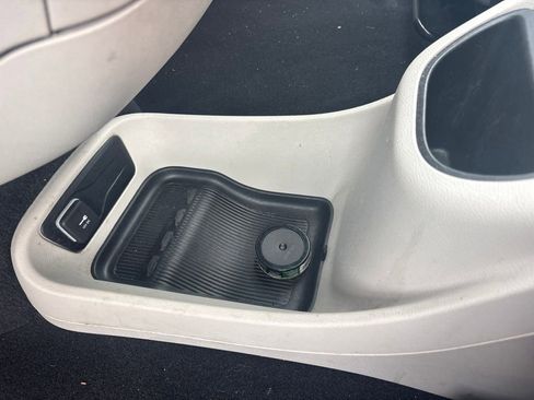 Used 2023 Chrysler Pacifica Touring-L FWD image 28