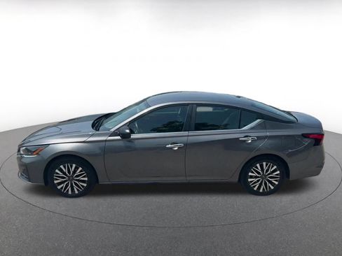 Used 2025 Nissan Altima 2.5 SV FWD image 9