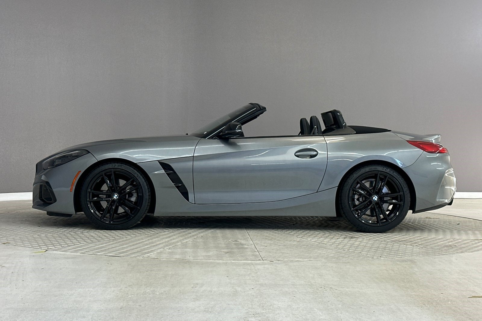 Used 2024 BMW Z4 sDrive30i w/ Shadowloine Package RWD image 2