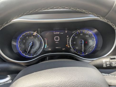 Used 2023 Chrysler Pacifica Touring-L FWD image 18