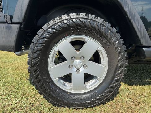 Used 2012 Jeep Wrangler Unlimited Sahara w/ Connectivity Group AWD/4WD image 16