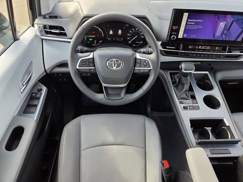 Used 2026 Toyota Sienna XLE FWD image 14