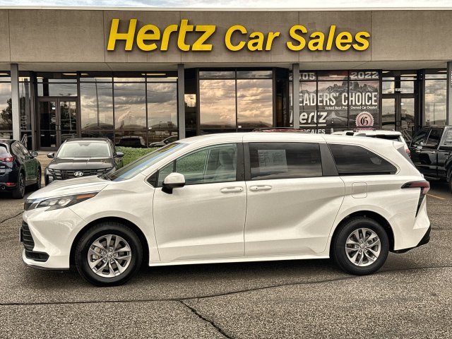 Used 2024 Toyota Sienna LE FWD image 1