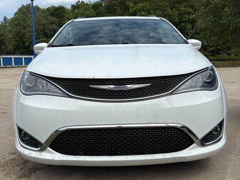 Used 2019 Chrysler Pacifica Touring-L Plus w/ Tire & Wheel Group FWD image 2