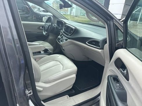 Used 2021 Chrysler Voyager Lxi image 5
