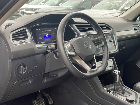 Used 2022 Volkswagen Tiguan SE w/ Panoramic Sunroof Package AWD/4WD image 10