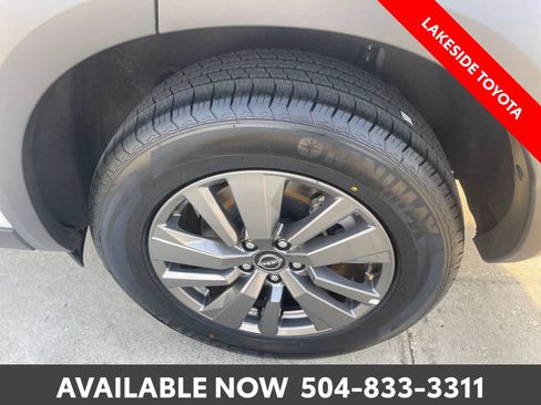 Used 2025 Nissan Pathfinder SV FWD image 12
