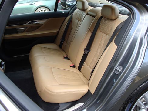 Used 2017 BMW 750i xDrive image 8