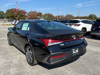 New 2025 Hyundai Elantra SEL video 3