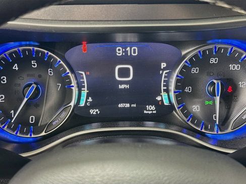 Used 2024 Chrysler Pacifica Touring-L FWD image 12