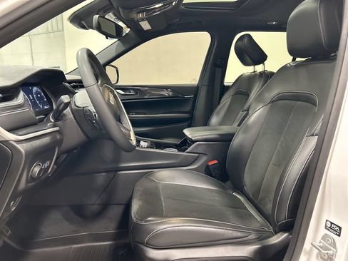 Used 2023 Jeep Grand Cherokee Altitude AWD/4WD image 11