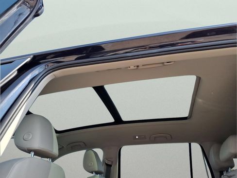 Used 2023 Volkswagen Atlas SE w/ Panoramic Sunroof Package FWD image 11