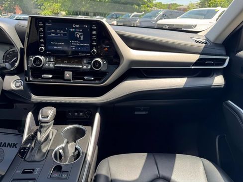 Used 2021 Toyota Highlander XLE AWD/4WD image 24