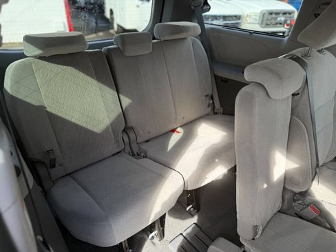 Used 2020 Toyota Sienna LE w/ LE Preferred Package FWD image 28