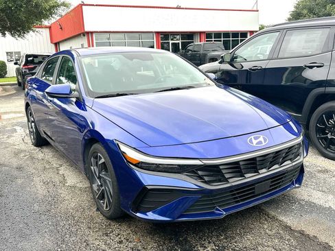 Used 2025 Hyundai Elantra SEL FWD image 2
