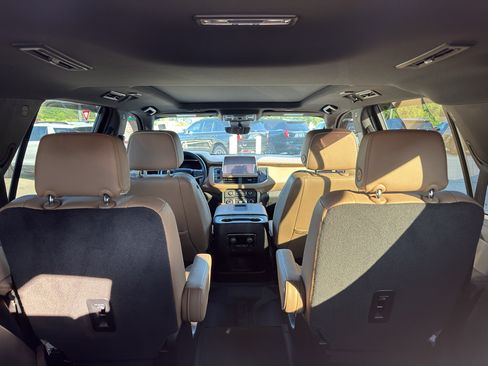 Used 2023 Chevrolet Tahoe Premier AWD/4WD image 16