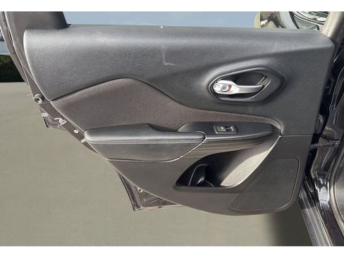 Used 2015 Jeep Cherokee Latitude image 19