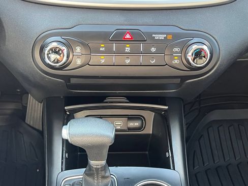 Used 2020 Kia Sorento LX FWD image 33