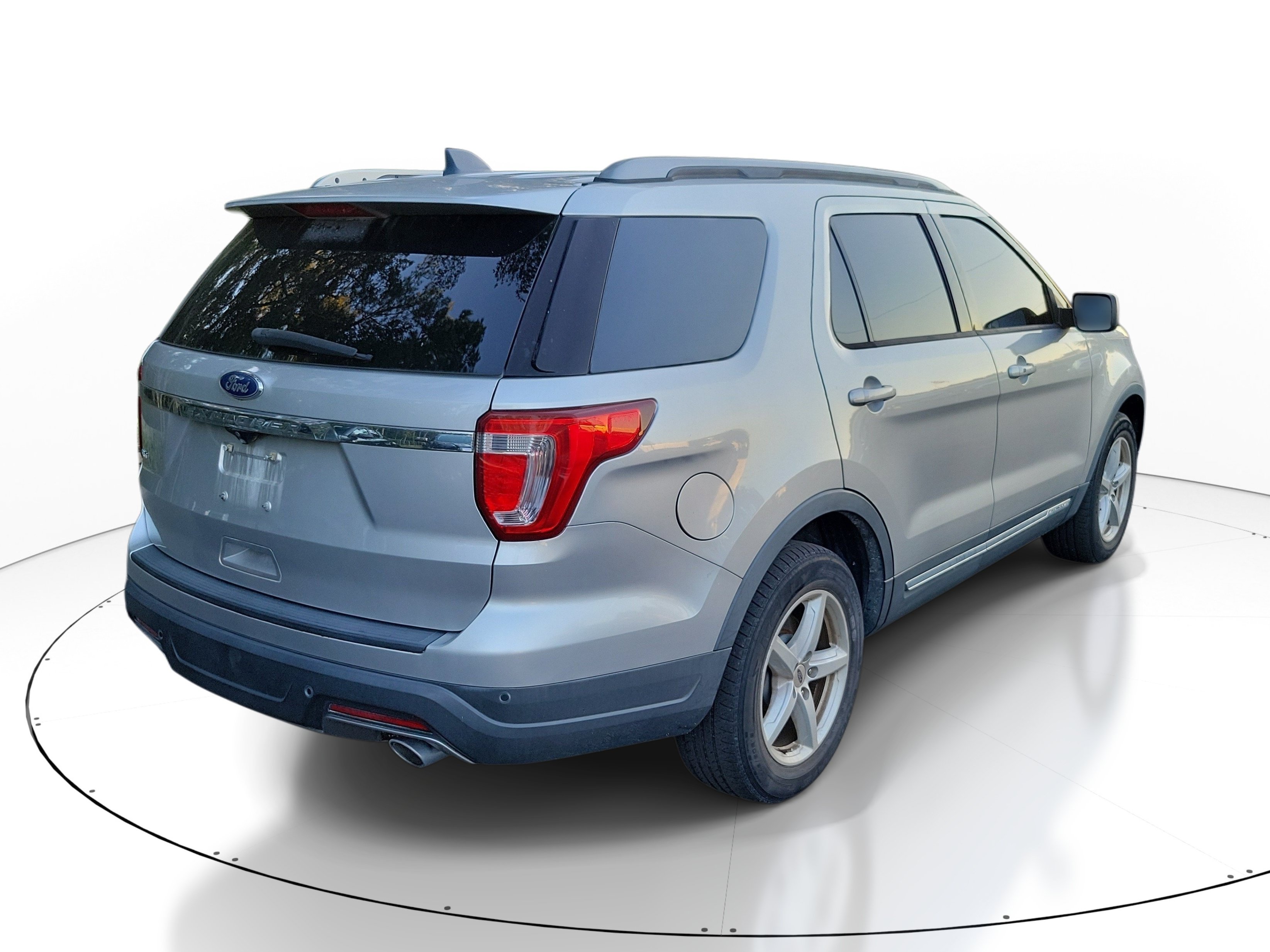 Used 2018 Ford Explorer XLT FWD image 2