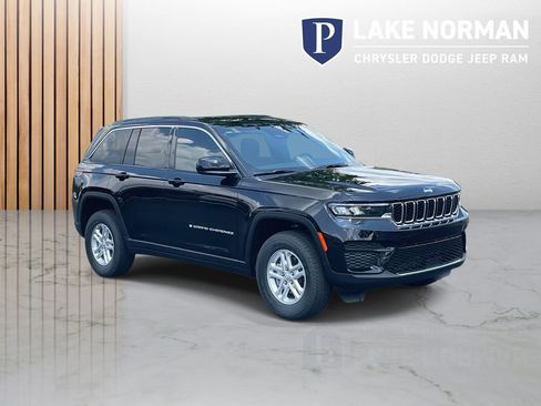 New 2025 Jeep Grand Cherokee Laredo image 2