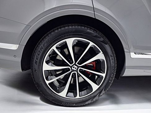 New 2025 Bentley Bentayga image 51