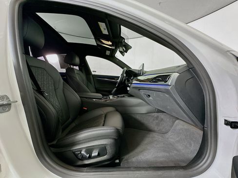 Used 2022 BMW 530i w/ Convenience Package RWD image 34