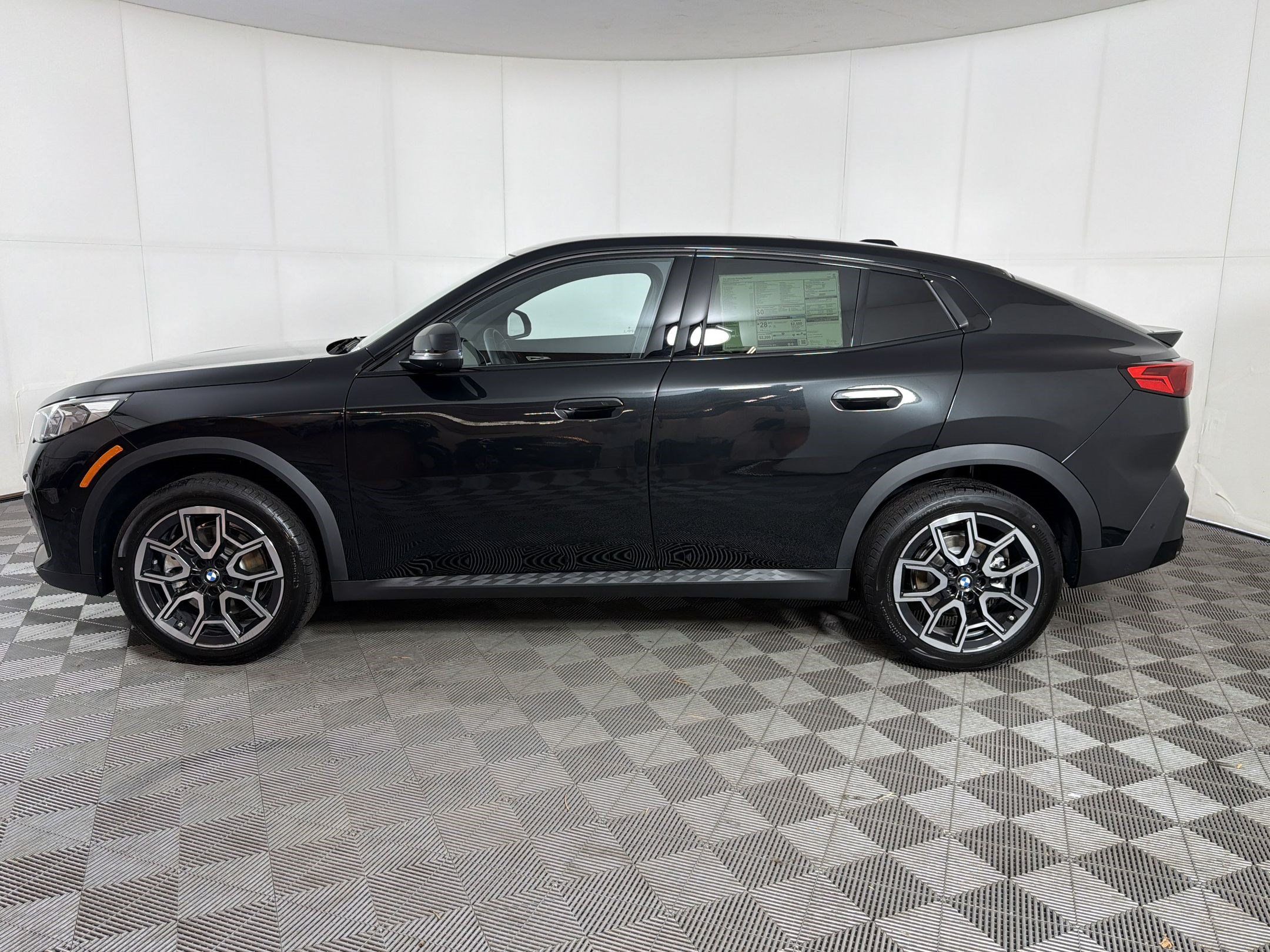New 2026 BMW X2 xDrive28i w/ Technology Package AWD/4WD image 2