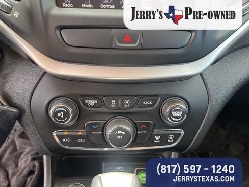 Used 2016 Jeep Cherokee Trailhawk w/ Cold Weather Group image 11