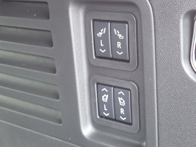 New 2027 Chevrolet Traverse RS w/ LPO, Floor Liner Package AWD/4WD image 21