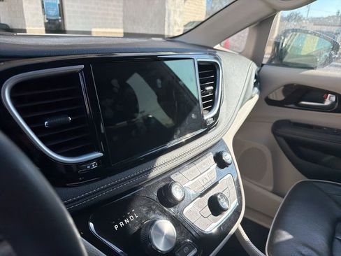 Used 2023 Chrysler Pacifica Limited image 7