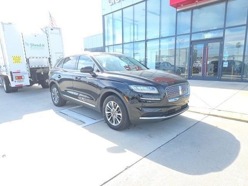 Used 2022 Lincoln Nautilus FWD w/ Premium Package image 2