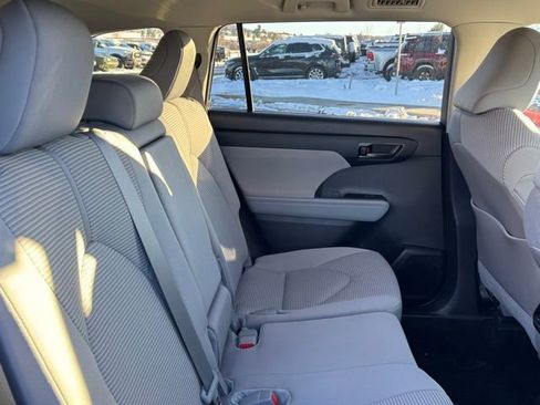 Used 2024 Toyota Highlander LE image 22