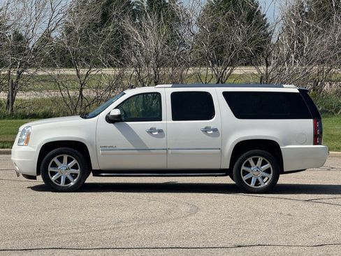 Used 2010 GMC Yukon XL Denali AWD/4WD image 4