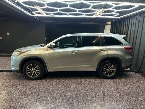 Used 2017 Toyota Highlander XLE AWD/4WD image 4