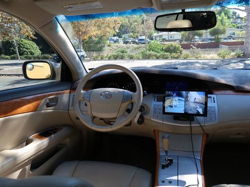 Used 2005 Toyota Avalon XL image 18