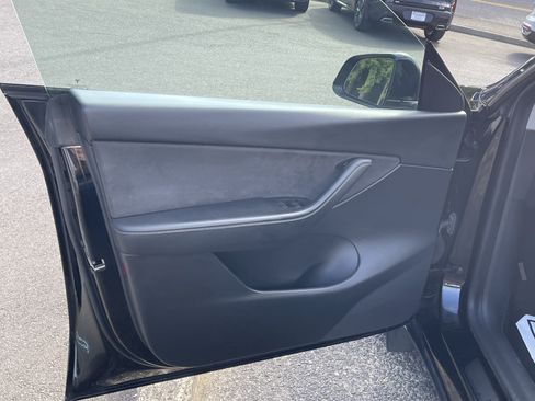 Used 2022 Tesla Model Y Long Range AWD/4WD image 17